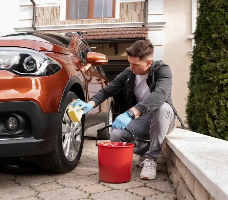 Lavage auto à domicile Vitrai-sous-Laigle : professionnel intervenant sur un véhicule